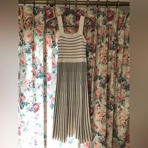 White and black banana republic dress. Never worn.